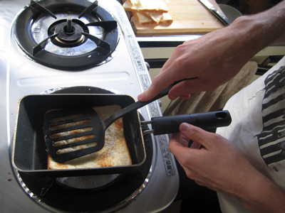 フライパンでトースト。トースターじゃなくても、ちゃんと焼くことができます