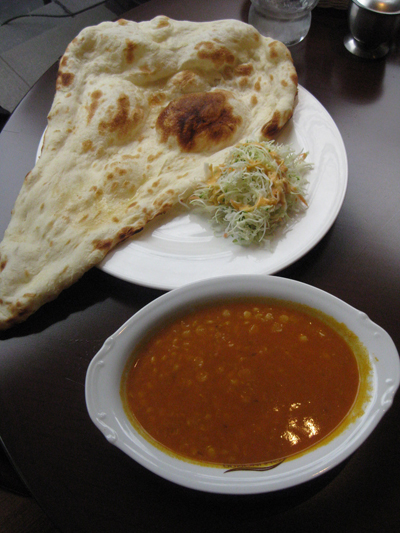 カレーにナン！　最高の取り合わせです