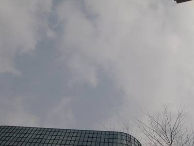 スリーホワイトの窓から見上げた空