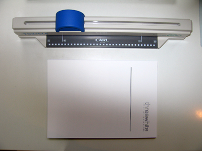 リングバインダー用の穴あけができるツールも重宝します