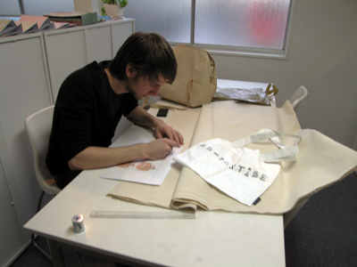 急遽、トートバッグのデザインに取りかかりました