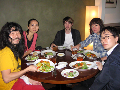 （写真左から）Makiさん（Åbäke）、田中さん、僕、Kajsaさん（Åbäke）、スズキユウリさん