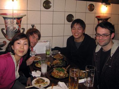 （写真右から）デイヴィッドにトミー、そして僕と彼女の友達のアッコちゃん