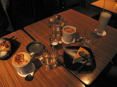 ケーキを食べながら語り合いました