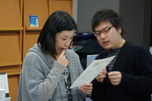 打ち合わせ中のディレクターのチャーリーさん、コーダーのズン子さん