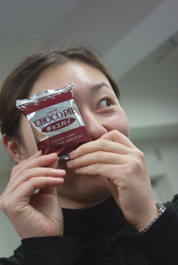 チョコパイとの2ショット、ディレクターのN女史