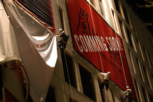 命綱をつけての作業中。大変な仕事です