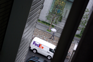 ビルの隙間から見える道路の往来。ちょっとした気分転換です