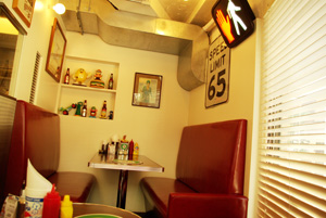 雰囲気のあるハンバーガー屋さんの店内