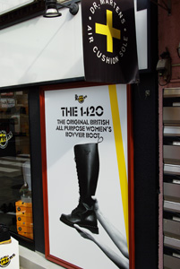 近所にある、Dr.Martens（ドクターマーチン）のお店