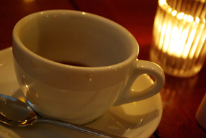 テーブルのキャンドルがいい感じのカフェ