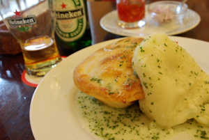 英国風ミートパイを肴に、ビールでのんびり