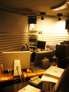 MAルーム、機材に囲まれてます