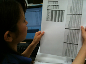 レポートを丹念に確認