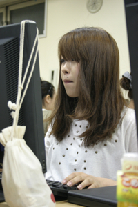 集中して作業をしていたら、先輩に隠し撮りされました。余裕のない横顔だ……