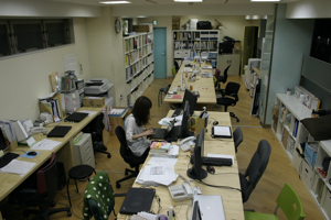 オフィスに居残りの図