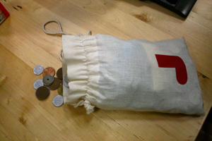 関係ないけど、社内の面白企画「おつり基金」をご紹介。会社のみんなの買い物のおつりを集めて、貯まったお金でみんなで飲みに行こうという企画です。もうかなり貯まっています！