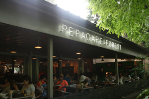 おしゃれな雰囲気のオープンカフェ。いつも賑わっています