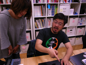 デザイナーの松永さん（左）と、ディレクターの村松さん（右）。怒っているのではありません！