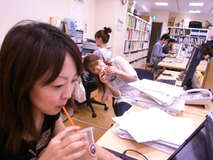 須藤さんと一緒に朝食。奥でパンにかじりついているのがワタクシです