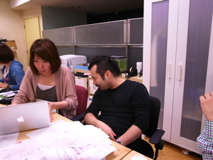 フリーランス常駐のライター・中村さん（左）と、ディレクターの類家さん（右）が何やら企画中