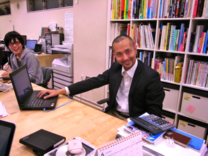 いつも面白い話をしてくれる営業の大戸さん（右）、実は裏の顔はラッパーです！