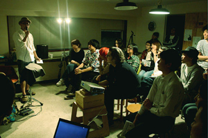 先日行われた、「ASA-CHANG＆巡礼」でおなじみパーカッショニストのASA-CHANGのトークライブの様子