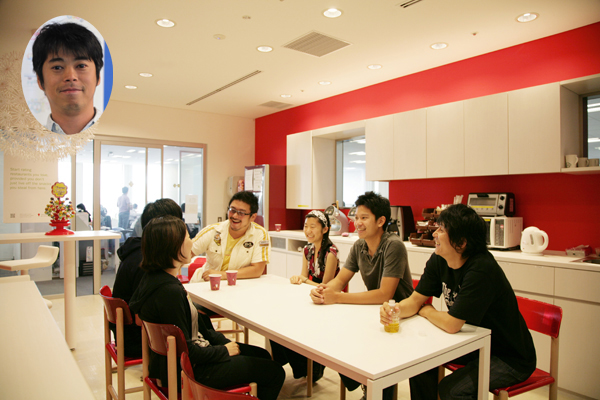 川島さんが率いるチームの人たちが集うカフェ。社内にはこういった憩いの場がいたるところにある。左上は当日欠席されたメンバー。