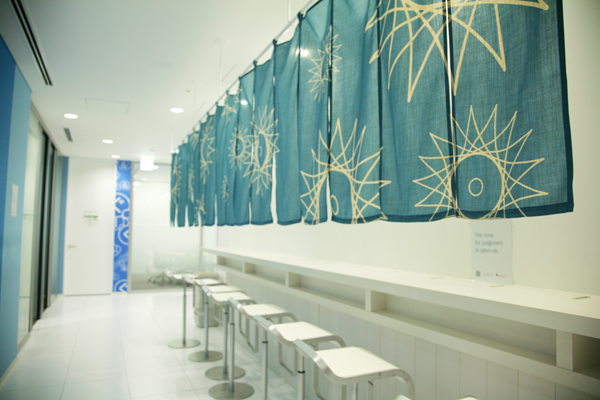 ミーティングルームを待つ人たちが宿り木にするスペース。壁の色には青以外にも赤、緑、黄色とグーグルカラーを採用している。どの部署がどの色のエリアにあるのか社員は色で感覚的に覚えることができる。