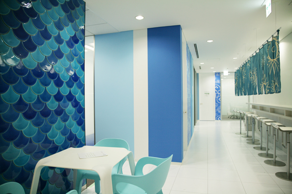 ミーティングルームを待つ人たちが宿り木にするスペース。壁の色には青以外にも赤、緑、黄色とグーグルカラーを採用している。どの部署がどの色のエリアにあるのか社員は色で感覚的に覚えることができる。