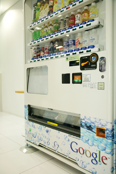 よく見ると自動販売機もグーグルのロゴでデコレーション。