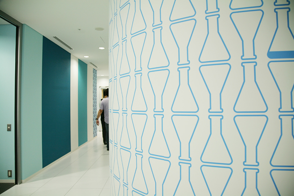 キュートな造形が際立つ壁紙のパターン。Google マップのピン、Google Chromeのロゴなどをモチーフに描かれている。