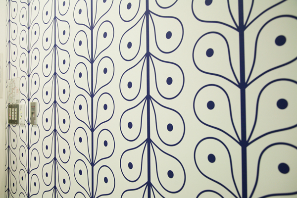 キュートな造形が際立つ壁紙のパターン。Google マップのピン、Google Chromeのロゴなどをモチーフに描かれている。