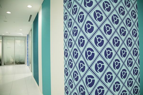 キュートな造形が際立つ壁紙のパターン。Google マップのピン、Google Chromeのロゴなどをモチーフに描かれている。