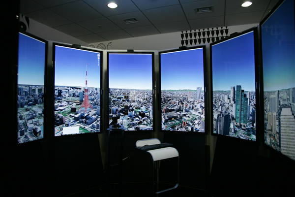 8面のスクリーンに映し出される巨大なGoogle Earth「リキッドギャラクシー」は世界でも数台しかないド迫力のマシン。地球のみならず、月や火星にも迫ることができる。