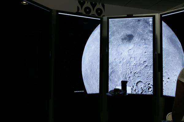 8面のスクリーンに映し出される巨大なGoogle Earth「リキッドギャラクシー」は世界でも数台しかないド迫力のマシン。地球のみならず、月や火星にも迫ることができる。