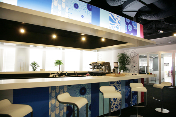 社員の憩いの場のひとつ「LUXE Bar」。アイデアに煮詰まったときにはエスプレッソでもいかが？