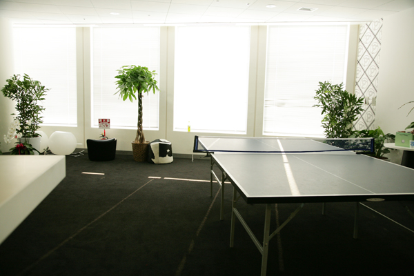 ランチタイムになると大勢の社員でにぎわう卓球台。