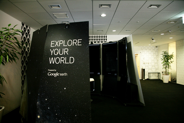 8面のスクリーンに映し出される巨大なGoogle Earth「リキッドギャラクシー」は世界でも数台しかないド迫力のマシン。地球のみならず、月や火星にも迫ることができる。