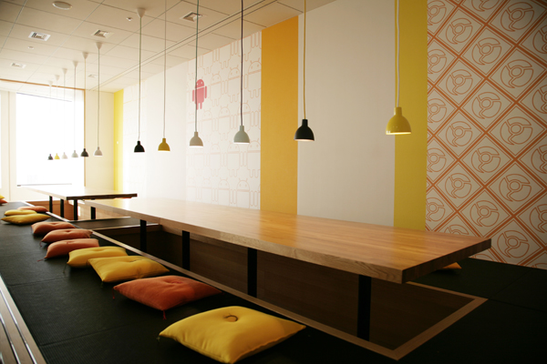 社員食堂「YEDO CAFE」。グーグルでは一日三食が無料で社員にふるまわれる。テーブルだけでなく座敷スタイルのスペース「和（なごみ）」があるのも東京オフィスならでは。