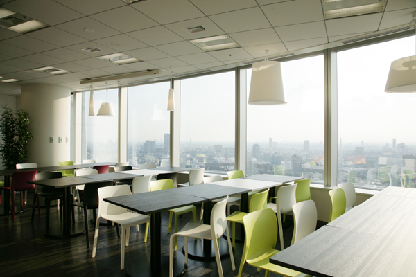 社員食堂「YEDO CAFE」。グーグルでは一日三食が無料で社員にふるまわれる。テーブルだけでなく座敷スタイルのスペース「和（なごみ）」があるのも東京オフィスならでは。