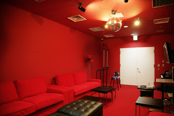ミラーボールがつり下げられた防音室。カラオケで絶叫して気分もリフレッシュ。