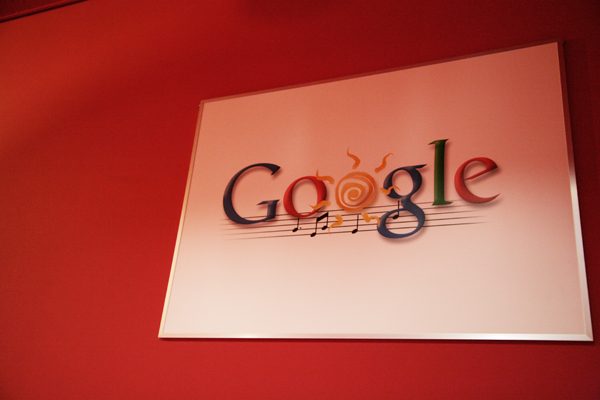 ミラーボールがつり下げられた防音室。カラオケで絶叫して気分もリフレッシュ。