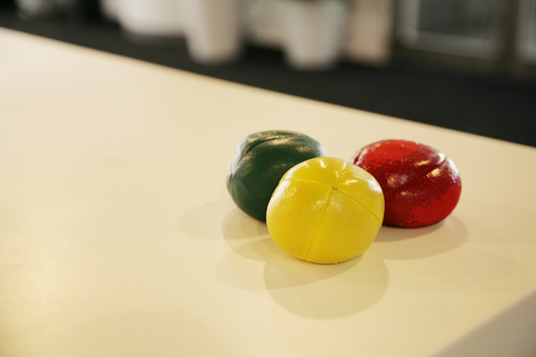 LUXEバーに置かれたジャグリングのボール。よく見るとグーグルカラー？