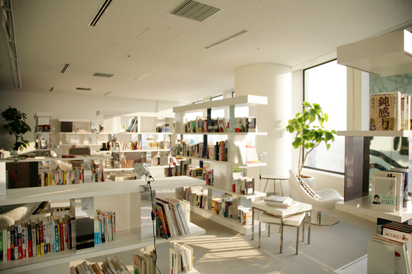 エントランス奥に設けられたライブラリー。テクノロジーやビジネス、Webデザインに関する本のみならず、マンガまで揃った蔵書は社員からのドネーションと、出版社からの献本で成り立っている。見晴らしのいい空間が心地よい。