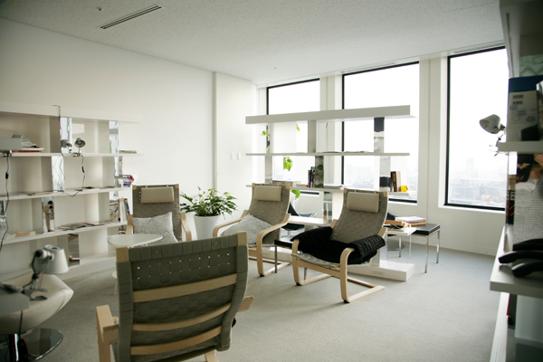 エントランス奥に設けられたライブラリー。テクノロジーやビジネス、Webデザインに関する本のみならず、マンガまで揃った蔵書は社員からのドネーションと、出版社からの献本で成り立っている。見晴らしのいい空間が心地よい。