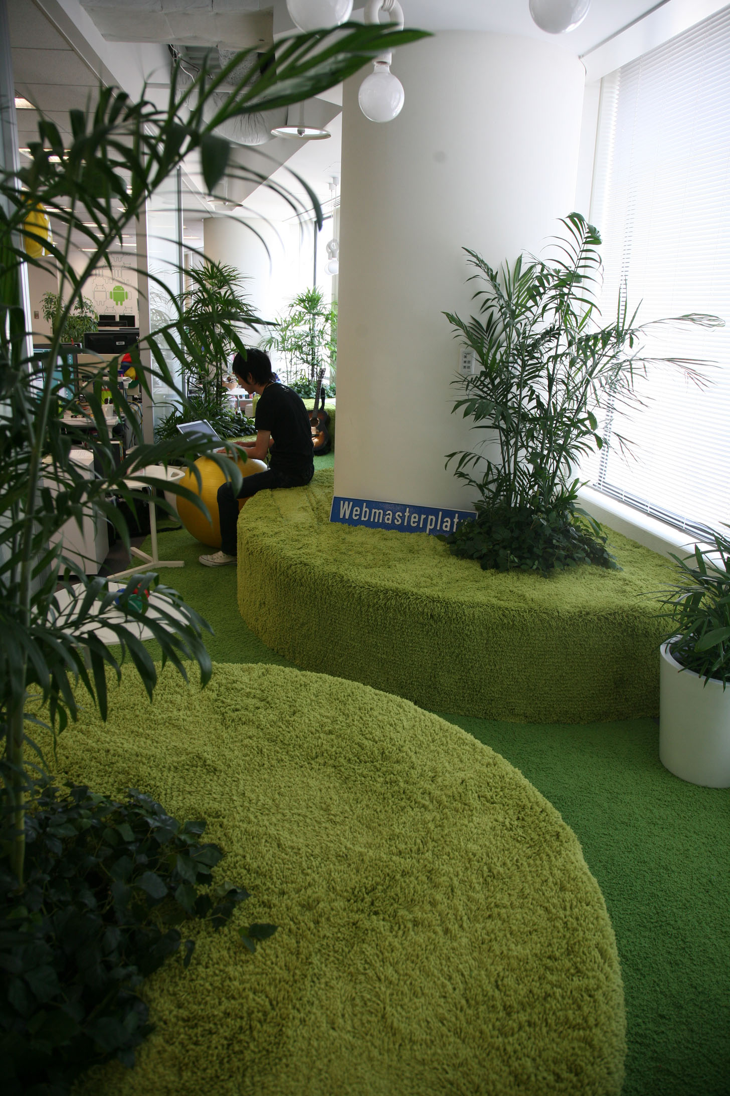 いきなり迷い込んだらドキッとすること請け合いの「竹ガーデン」。ここも作業スペースとして使用できる場所のひとつ。新しいアイデアはこんなユニークな場所から生まれてくる。