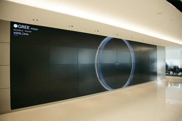 エントランスをくぐった先で出迎えてくれるのは超大型のスクリーン「GREE Vision」。国内各県に存在するグリーの会員数にちなんで、さまざまなアートワークが映し出される。