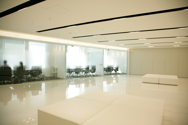 エントランスの先には、待合室を囲むように用意されたゲスト用のミーティングルーム。全部で19部屋。それぞれの部屋には「San Carlos」「Redwood City」といったIT企業がひしめく西海岸の土地名がつけられている