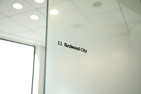 エントランスの先には、待合室を囲むように用意されたゲスト用のミーティングルーム。全部で19部屋。それぞれの部屋には「San Carlos」「Redwood City」といったIT企業がひしめく西海岸の土地名がつけられている